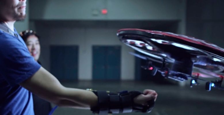 Mouser Innovation Lab: Iron-Man-Handschuh und Captain-America-Schild nachgebaut von Grant Imahara und Allen Pan (Bild: Mouser / Marvel)