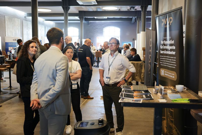 Viel Aufmerksamkeit zog ein Reinigungsroboter auf sich, der nicht nur reinigen, sondern auch gut ausweichen kann.  (Bild: Nordanex)