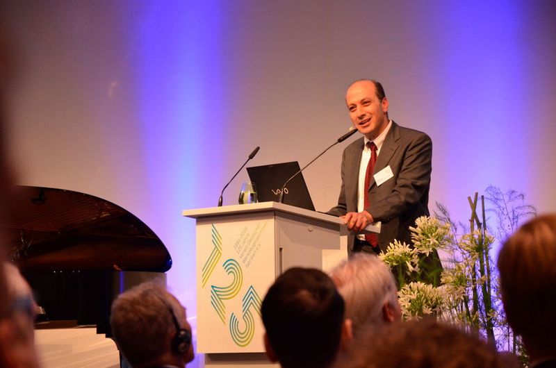 Humanoide Roboter sollten bald in der Lage sein, den Menschen in beruflichen und alltäglichen Situationen zu unterstützen, wenn es nach Prof. Dr. Tamim Asfour geht. In seinen Laboren können sie schon heute einfache Tätigkeiten erledigen; der Fokus liegt dabei darauf, dass die künstliche Intelligenz Methoden des Selbstlernens nutzt. Prof. Asfour ist Leiter des Lehrstuhls Hochperformante Humanoide Technologien am Karlsruher Institut für Technologie (KIT). (Jablonski / Vogel Business Media)