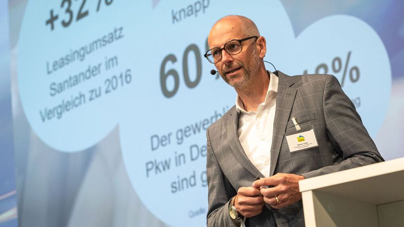 Rainer Thies, Geschäftsführer von Santander Consumer Leasing, schilderte sehr eindrücklich, wie E-Fahrzeuge die Nachfrage nach Leasing bereits erhöht haben. Er sieht Leasing auch als ideales Instrument für die Vermarktung von gebrauchten E-Fahrzeugen. (Bild: Stefan Bausewein)
