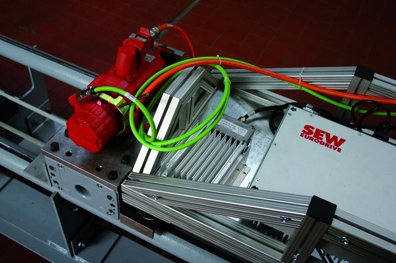 Bild 4: Als Systempartner hat SEW-Eurodrive die gesamte Antriebstechnik für die Cargo-Cap-Modellstrecke als Komplettlösung geliefert. Energie und Informationen werden beim Movitrans-System kontaktlos übertragen. Bild: SEW-Eurodrive (Archiv: Vogel Business Media)