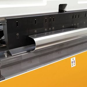 Bild 1: Auf dem Biegezentrum ist das Biegen von Radien ein Kinderspiel. Aufgrund des kleinen Bauteils wurden konstruktiv zwei dieser Bauteile aneinander gehängt.