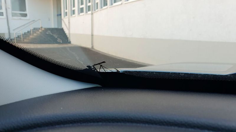 9. Der Jeep-Spirit: Mit gleich mehreren Stellantis-Schwestermodellen ist es nicht einfach, den einzelnen Modellen eine eigene Note zu gebe. Jeep tut das, indem er den Markennamen im Innenraum gleich mehrfach plakativ platziert: neben den Lüftungsdüsen, am Lenkrad und auf den Sitzen. Und wer genau hinschaut, findet auch in der Windschutzscheibe mit einem Sternegucker einen Hinweis auf das Urmodell der amerikanischen Kultmarke: den Willys. Auch für die Ohren ist was geboten: Betätigt man den Blinker, bekommt man einen Schlagzeugrhythmus zu hören, der ein wenig nach einem Herzschlag klingt. (Bild: Mauritz – VCG)