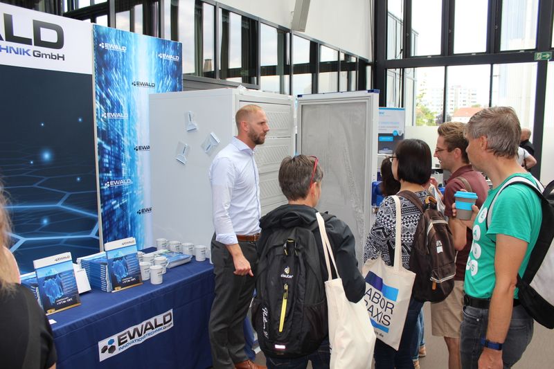 Impressionen der Lab-Supply Berlin vom 13. Juni 2019  In den Hallen des Estrel-Hotels in Berlin Neu-Kölln konnten Besucher der Lab-Supply mit den Ausstellern ins Gespräch kommen. Hier sind einige Impressionen vom Messetag sowie Besucherstimmen für Sie zusammengestellt. Die nächste Lab-Supply ist am 28. August 2019 in Dresden. Weitere Infos zu den kommenden Lab-Supply-Messen finden Sie auf www.lab-supply.info.   Lese-Empfehlung: Nachbericht zum erfolgreichen Auftakt der Lab-Supply in Wien. (Bild: LABORPRAXIS, C. Lüttmann)