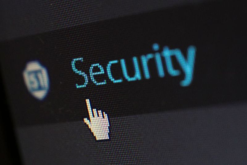 4. „Das passiert nur den anderen, aber nicht uns!“: Proaktiv sein ist das A und O beim Thema Sicherheit – und generell ist kein Unternehmen „zu klein und zu unwichtig“ für einen Cyberangriff. Präventive Maßnahmen sind deshalb essenziell, um externe Angriffe abzuwehren. Viele Unternehmen setzen als gefährlich eingestufte Webseiten und Programme auf sogenannte Blacklists. Sicherer aber ist es, die als ungefährlich geltenden Programme über sogenannte Whitelists zu erlauben und alle unbekannten Programme grundsätzlich zu blockieren, so lange sie nicht explizit zugelassen werden. Whitelisting eignet sich besonders für vernetzte Geräte, die nur zu bestimmten Zwecken, aber von vielen verschiedenen Personen genutzt werden und selten Updates benötigen. Beispiele sind medizinische Geräte oder Multifunktionsgeräte wie Drucker. (Pixabay)