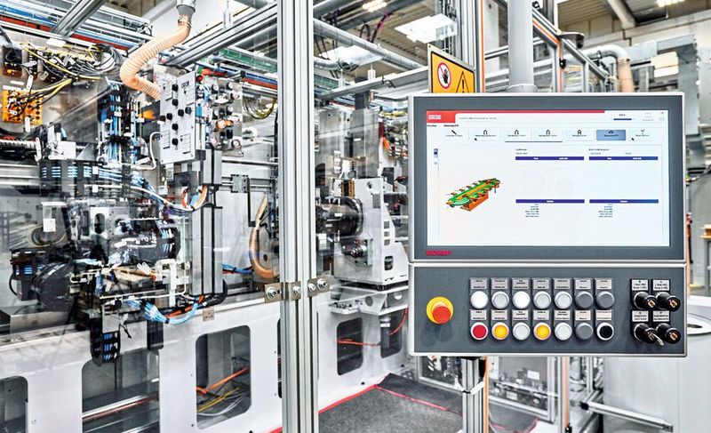 Das Multitouch-Control-­Panel CP3918 ermöglicht zusammen mit einer spezifischen Tastererweiterung und der komfortablen, mit TwinCAT HMI erstellten Bedienoberfläche eine optimale Nutzung aller Maschinenfunktionalitäten. (Bild: Beckhoff)