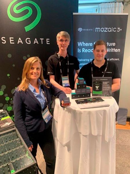 Veronika Mayer, Ulrich Zeiff und Andrè Ambrosius (alle Seagate) präsentierten die „Cradle-to-Cradle“-Praxis und Mozaic 3+ Festplatten. (Bild: Boston/Vogel IT-Medien GmbH)