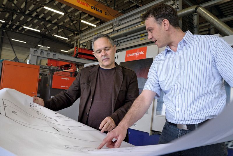 Carlo Borer und Pascal Michel (rechts) besprechen die Fertigung eines geplanten Projekts anhand einer Entwurfsskizze. (Bild: Stephan Dürer)