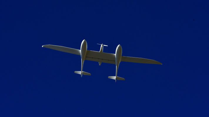 Brennstoffzellenflugzeug HY4 bei seinem Erstflug: Der doppelte Rumpf des Hybridfliegers soll eine optimale Verteilung der Antriebskomponenten gewährleisten. (DLR)