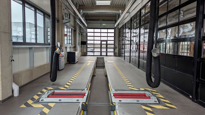 Zwei getrennte Durchfahrtshallen sind für die Direktannahme und die Hauptuntersuchung sowie weitere Prüfungen am Lkw eingerichtet. Kunzmann hat sich mit diesem Betrieb wirklich ideale Voraussetzungen für die Zukunft geschaffen. Er ist besonders für das Geschäft mit Transportern ausgelegt, das auch in Zukunft noch gute Wachstumschancen verspricht. (Bild: Rosenow – VCG)