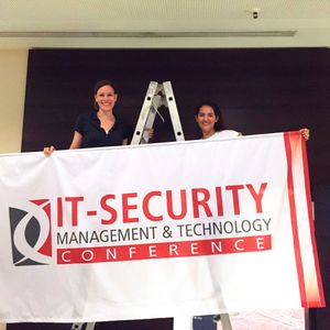 Svenja Mohn (links) und Burcin Secgin von der Vogel IT-Akademie beim Aufbau für die IT-Security Conference 2016.