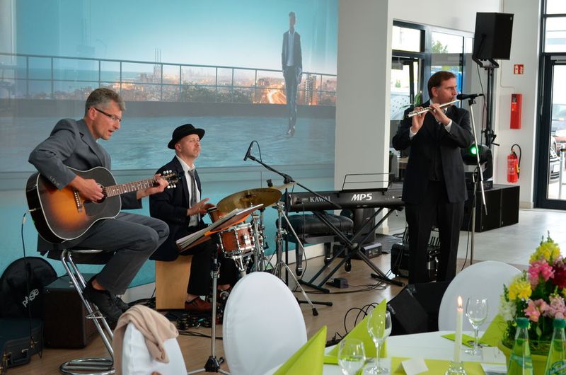 Für die musikalische Begleitung des Abends sorgte die Gruppe „Heimspiel“. (Bild: Grimm/»kfz-betrieb«)