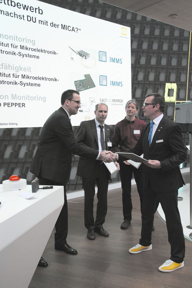 Preisverleihung des MICA-Wettbewerbs: Auf der Hannover Messe zeichnete das Unternehmen Harting die drei Gewinner Dresen, Hutschenreuther und  Kattanek (v.l.n.r.) vor der internationalen Presse aus. 