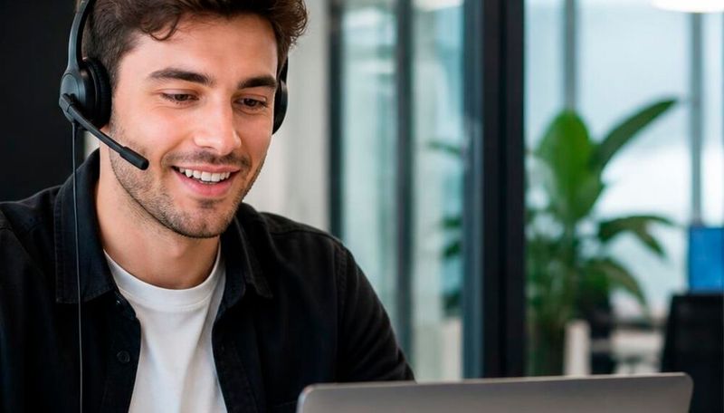DeepL baut seine Technologie zur Sprachübersetzung in Echtzeit aus. So sollen nicht nur gesprochene Wörter übersetzt, sondern auch der individuelle Klang der Stimme sowie Tonfall, Sprechtempo und Emotionen transportiert werden.(Bild:  Canva / KI-generiert)