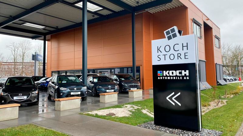 Neben der Indoor-Ausstellung gibt es noch eine große überdachte Fläche, auf der weitere Fahrzeuge präsentiert werden. (Bild: Koch-Gruppe)
