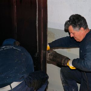 Die vertikalen Schnitte führen Jehle-Obermonteur Uwe Schwarz und seine Kollegen von oben nach unten aus.... (Bild:  Trumpf)