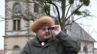 Prof. Schnug erforscht die Zusammenhänge zwischen Mistelvorkommen und Bodenbelastung. Hier vor einem Baum, der stark von Misteln besiedelt ist.  (Bild: PB/Julius Kühn-Institut)