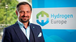 Jorgo Chatzimarkakis vom europäischen Verband für Wasserstoff hält nur einen Weg für sinnvoll, um die Klimaziele zu erreichen: den der Technologieoffenheit. Dazu gehören auch E-Fuels, die übergangsweise in den Autotanks landen könnten. (Hydrogene Europe)