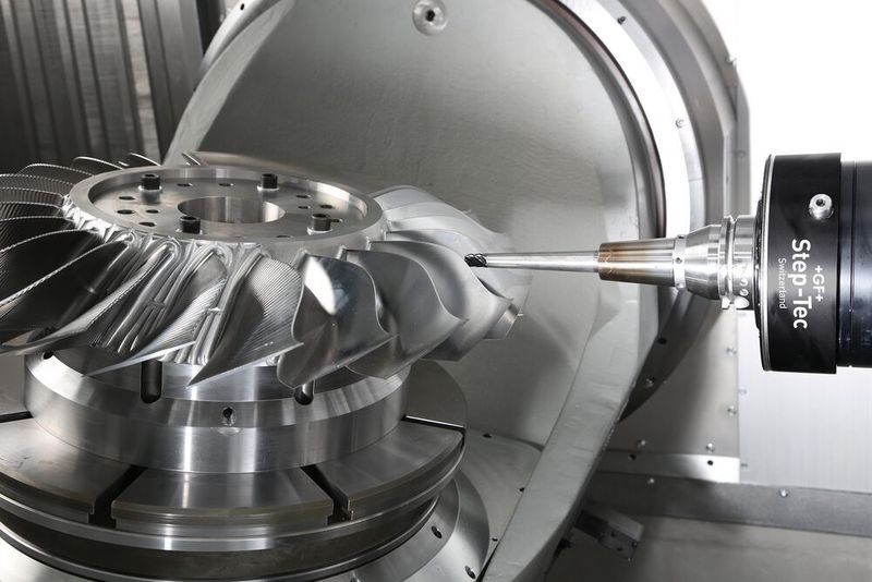 Die schlanke HPC240 ist geeignet für lange Werkzeuge, um tiefe Taschen solcher und ähnlicher Turbinenräder zu fräsen. (Step-Tec)