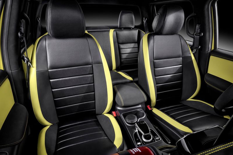 Es geht aber auch sportlich mit einer Kombination aus schwarzen, geprägten Lederflächen im Carbon-Stil und Akzentuierungen in der Farbe des Exterieurlacks. (Daimler)