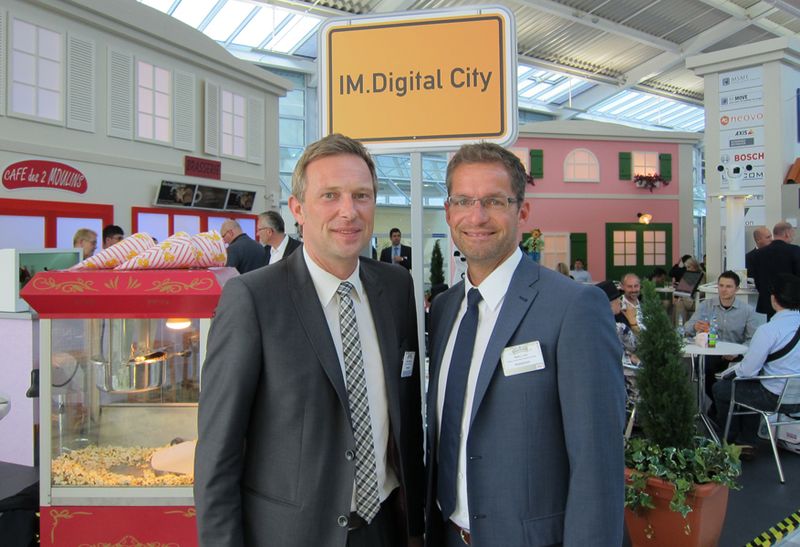 Christoph S. Dassau (l.), Ingram Micro, zeigte Heiko Lühr, Fujitsu, stolz seine Digital City.	 (IT-BUSINESS)