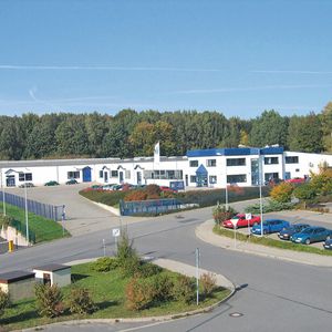 Die Heuer Metallwaren GmbH im sächsischen Großröhrsdorf produziert unter anderem  Folgeverbundwerkzeuge, Stanz- und Drahtbiegeteile, Federwellen und Sicherheitsverschlüsse.