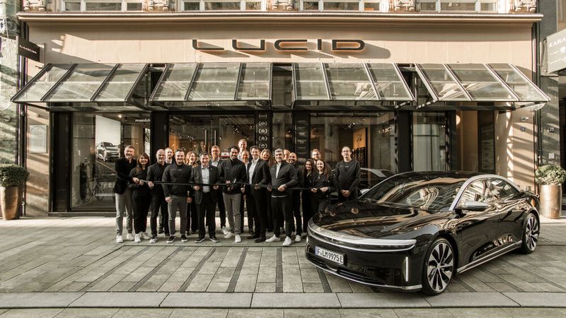 Das Team des neuen Hamburger Studios mit Vertretern des Führungsteams von Lucid.  (Bild: Lucid)