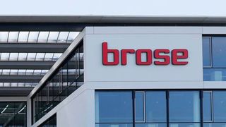 Brose hat sich umstrukturiert. Auch ist der Patriarch Michael Stoschek mit 76 Jahren wieder am Ruder. Leider schließt er viele Stellenstreichungen nicht aus. Die Situation ist nämlich auch beim Autozulieferer Brose nicht die beste. Zusätzlich will man einen Partner finden ... (Bild: Brose)