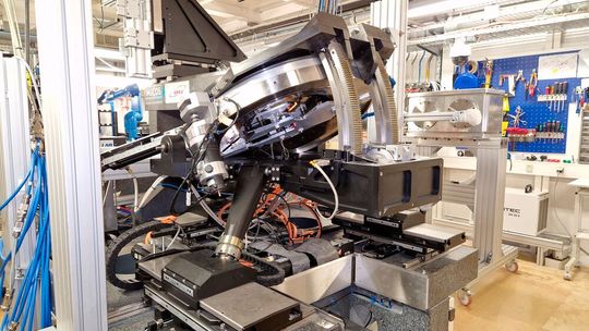Am KIT hat man die Synchrotron-Computerlaminographie (SR-CL) entwickelt. Hier ist die Anlage zu sehen, die das Verfahren möglich macht, um ins Innere von Bauteilen zu blicken. Damit konnte nachgewiesen werden, dass Metallbleche unter Schubbelastung doch zerstört werden.(Bild:  KIT / S. Bode)