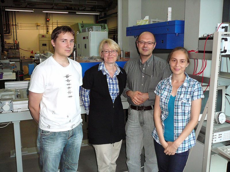Prof. Dr. Natalia Dubrovinskaia und Prof. Dr. Leonid Dubrovinsky, Universität Bayreuth, mit ihren Doktoranden Gleb Parakhonskiy (links) und Elena Bykova (rechts).  (Bild: Prof. Dr. Natalia Dubrovinskaia)