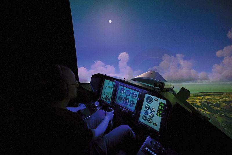 Das Cockpit wird an den entsprechenden Flugzeug- oder Hubschraubertyp angepasst. (Bild: Rothe Erde)