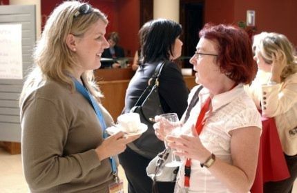 Anja Petersen (FFS Bank GmbH, Stuttgart; links) und Elvira Minack (Redaktion »kfz-betrieb«). (Archiv: Vogel Business Media)