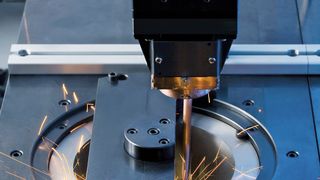 Bild 1: Laserschweißen eines Synchronrads auf ein Zahnrad. Der Faserlaser in der ELC-160-Anlage sorgt für halbierte Betriebskosten. (Bild: Emag)