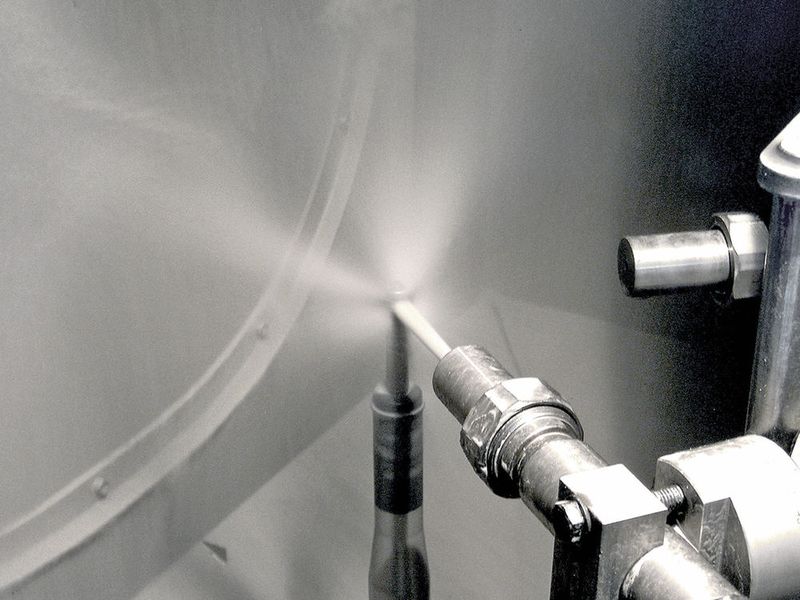 Der Nassstrahlprozess zeichnet sich aus durch einen gebündelten Strahl. (Bild: Eckold)