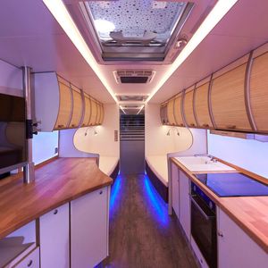 Ein Blick in den Innenraum des Reisemobils zeigt: Der individuell ausgebaute NeoplanTourliner lässt zunächst einmal keine Wünsche offen.(Bild:  MAN)