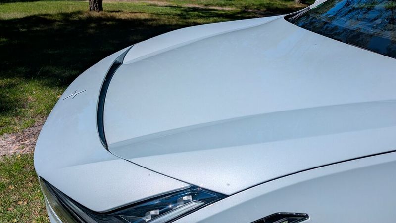 Durch die breite Karosserie, die niedrige, stark abfallende Dachlinie und auch die lange, außergewöhnlich geformte Motorhaube wirkt das Modell wie ein Zwitter zwischen SUV und Sportwagen.  (Bild: Mauritz – VCG)