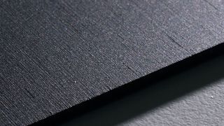 Modifizierte Aluminium-Komponente für eine dekorative Anwendung als gebürstete Keramik. (AutomoTeam)