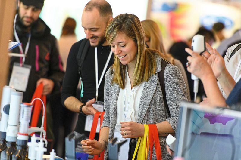 Dass der Messetag allmählich zu Ende geht, ist u.a. an der erhöhten Anzahl an Taschen um die Arme der Besucher zu erkennen. Schließlich bieten viele Stände Infomaterialien und nützliche Mitbringsel für die Kollegen.   Mehr Infos zu den kommenden LAB-SUPPLY-Messen finden Sie auf www.lab-supply.info (Bild: Stefan Stark)