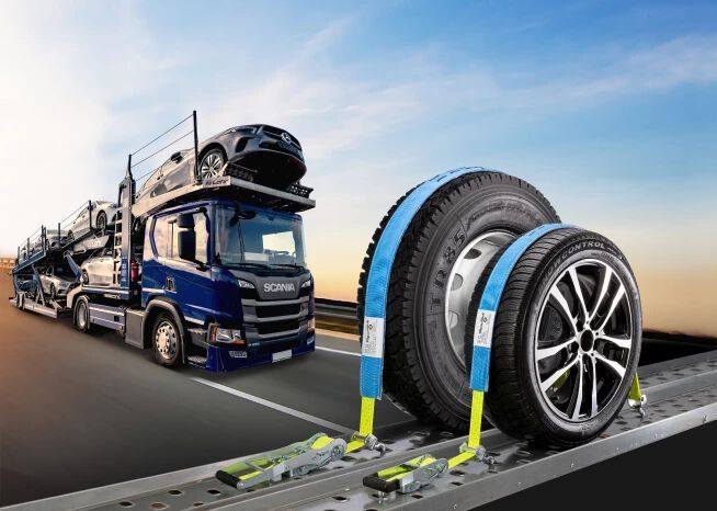 Mit der neuen Version von Carfix und Truckfix löst Spanset, wie es heißt, gleich zwei Probleme. Erstens werde die Kraftübertragung des Zurrgurtes optimiert und zweitens wurde der Haken verbessert, der den Gurt mit den Fahrbahnelementen des Transporters verbindet. 