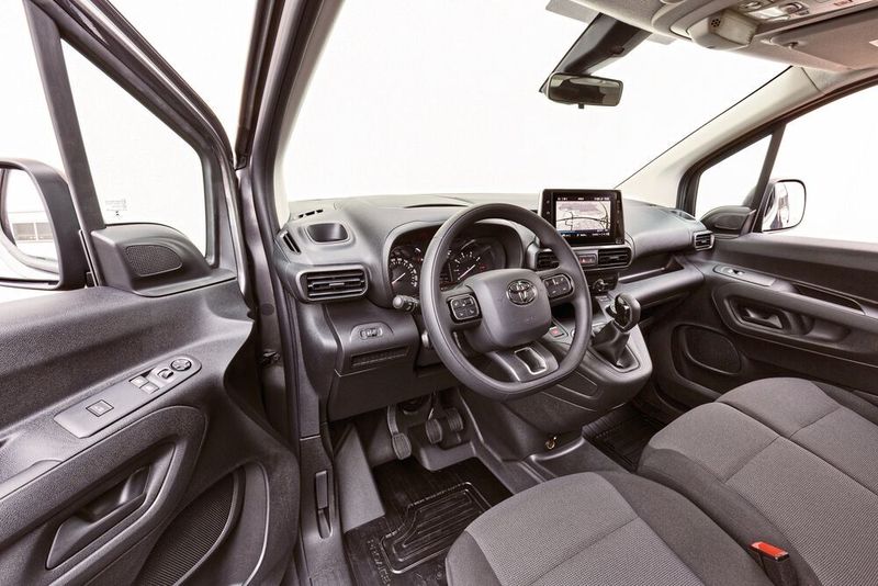 Im Innenraum dominiert graues Hartplastik. Die Bedienelemente sind sinnvoll platziert. (Toyota)