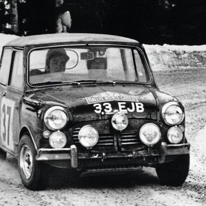 Der Sieg von Paddy Hopkirk im Mini Cooper S im Jahr 1964 bei der Rallye Monte Carlo markierte einen Wendepunkt in der Geschichte des Mini. Er bewies, dass der kleine Wagen nicht nur ein charmantes Stadtauto ist, sondern auch im Motorsport Erfolge feiern konnte.(Bild:  MINI)
