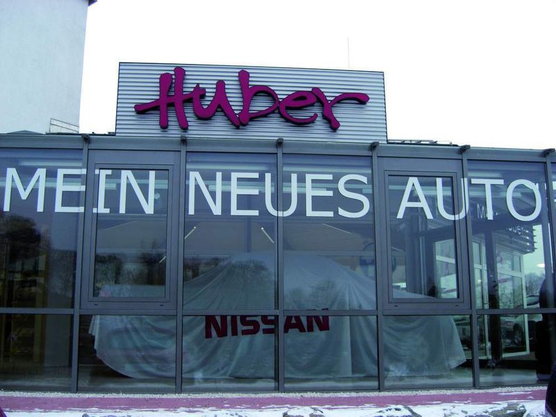 Bereits von der Ferne  begrüßt das neue Auto  die Kunden. Die Fahrzeug-auslieferung findet zudem  in einem sehr ansprechenden Ambiente statt. (Archiv: Vogel Business Media)