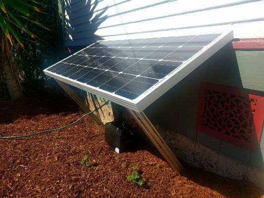 die Open-Source-Natur des Farmbot-Projektes erlaubt es, Anpassungen nach eigenen Vorstellungen durchzuführen, etwa der Anschluss eines Solarpanels zur Stromversorgung. (Farmbot.io)
