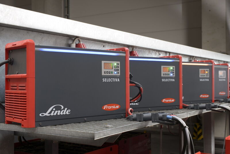 Ein gut sichtbarer LED-Streifen auf jedem Ladegerät zeigt auf einen Blick den Zustand der angehängten Batterie an. (Bild: Fronius International)