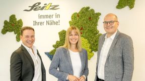 Friederike Moritz übernimmt bei der Seitz-Gruppe die kaufmännische Geschäfsführung von Bernd Czolkos (r.). Sie bildet damit künftig die Doppelspitze des Unternehmens, zusammen mit Martin Osterberger-Seitz (l.) (Bild: Autohaus Gruppe Seitz)