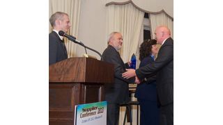 Rüdiger Flick aus Worms (Westfalen AG; rechts) nimmt den „Customer Satisfaction Leadership Award“ von Carolyn Woznicki, Michel Alboort und Ludger Nientiedt (Johnson Controls Building Efficiency; von rechts) entgegen. (Foto: Johnson Controls Building Efficiency)