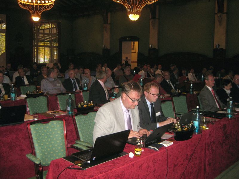Teilnehmer des Sachverständigenseminars: Dr. Martin Thedens, Dr.-Ing. Frank Lienesch, Prof. Dr.-Ing. Ulrich Johannsmeyer, alle PTB, und Ursula Aich, Regierungspräsidium Darmstadt (in der ersten Reihe v.l.n.r.). (Bild: Drathen)
