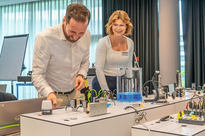 Der Automatisierungstreff bietet die Möglichkeit, in praxisnahen Workshops neueste Technologien direkt auszuprobieren und mit Experten ins Gespräch zu kommen.(Bild:  faktorzwei GmbH)