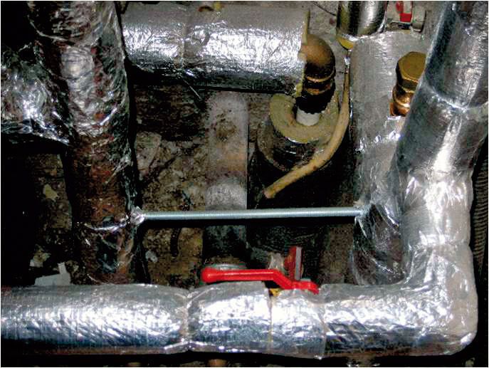 Auch ungedämmte Heizungsrohre kosten Geld — rote Flächen im Wärmebild (Bild 8) bedeuten rote Zahlen. Bild: Steinmaßl (Archiv: Vogel Business Media)