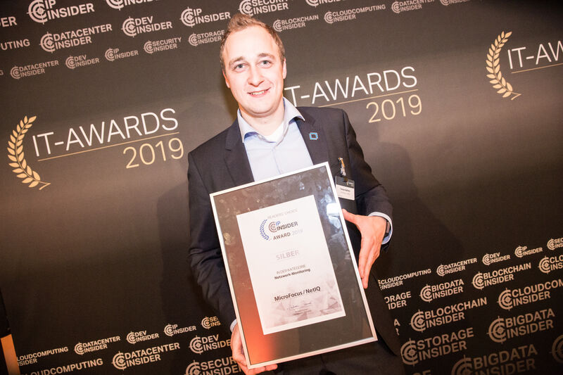 Tobias Balfanz präsentiert noch einmal den Silber-Award für Micro Focus / NetIQ. (artful rooms / Vogel IT-Medien GmbH)